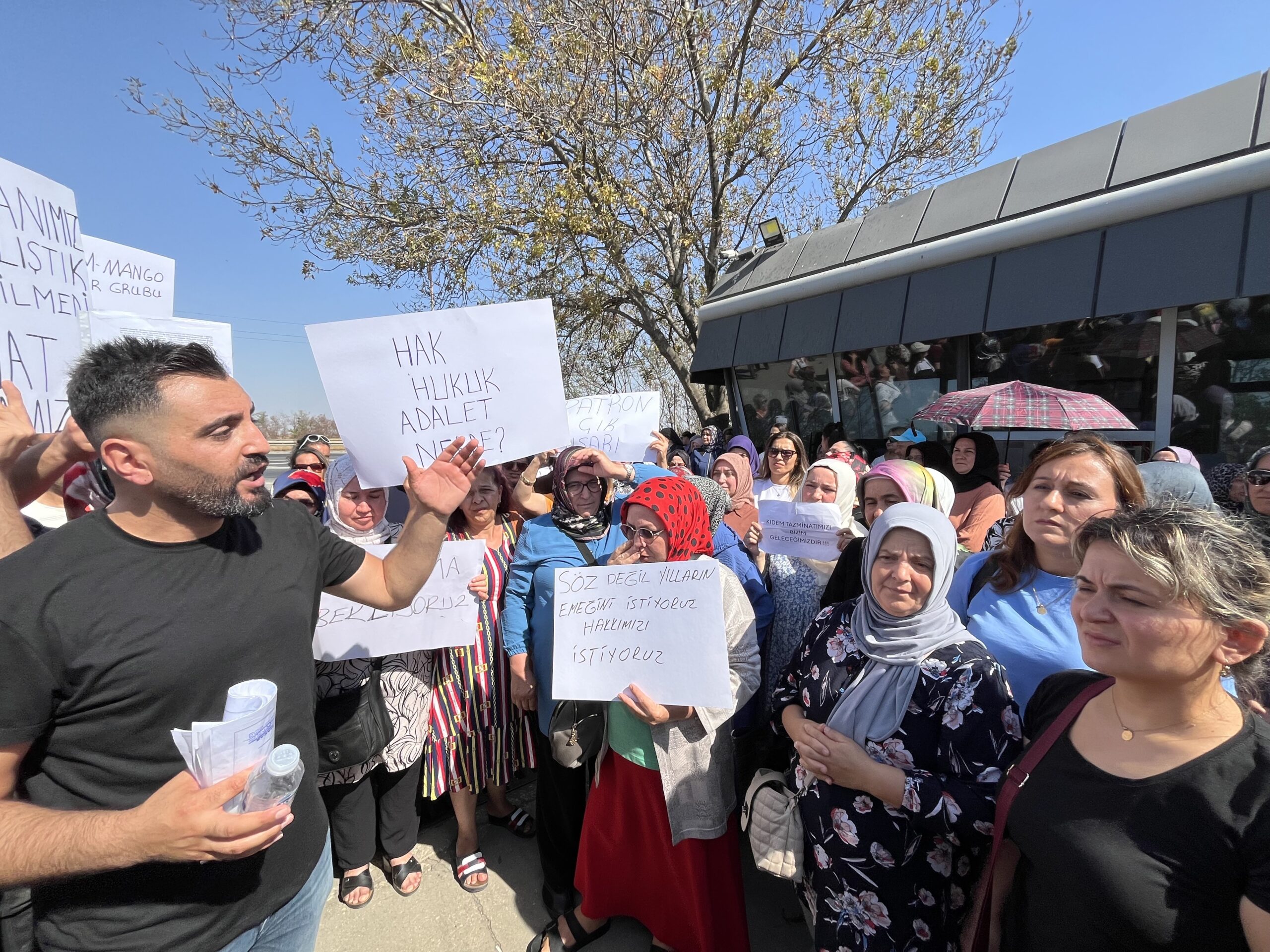 İşten atılan işçiler, hakları için fabrika kapısına dayandı
