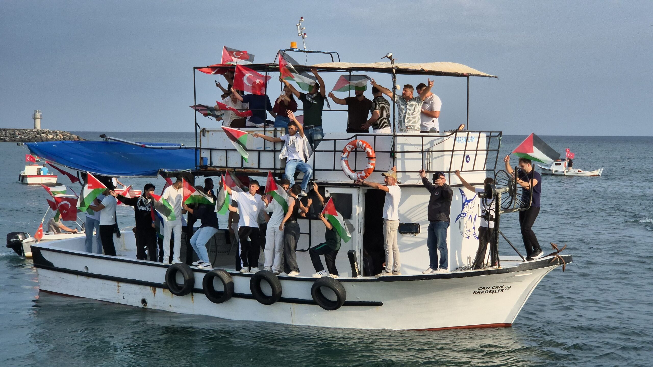 Balıkçılar Filistin’e destek için denize açıldı