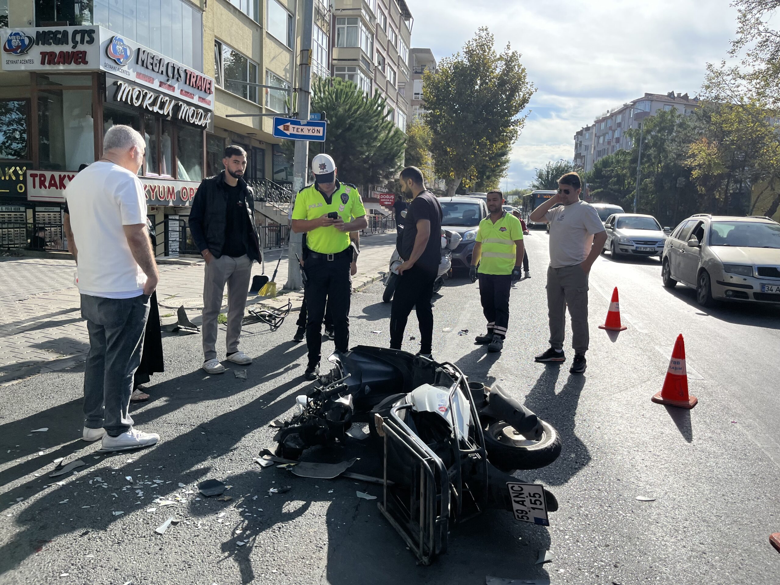 Kasasıyla birlikte uçan motosikletten yaralı kurtuldular