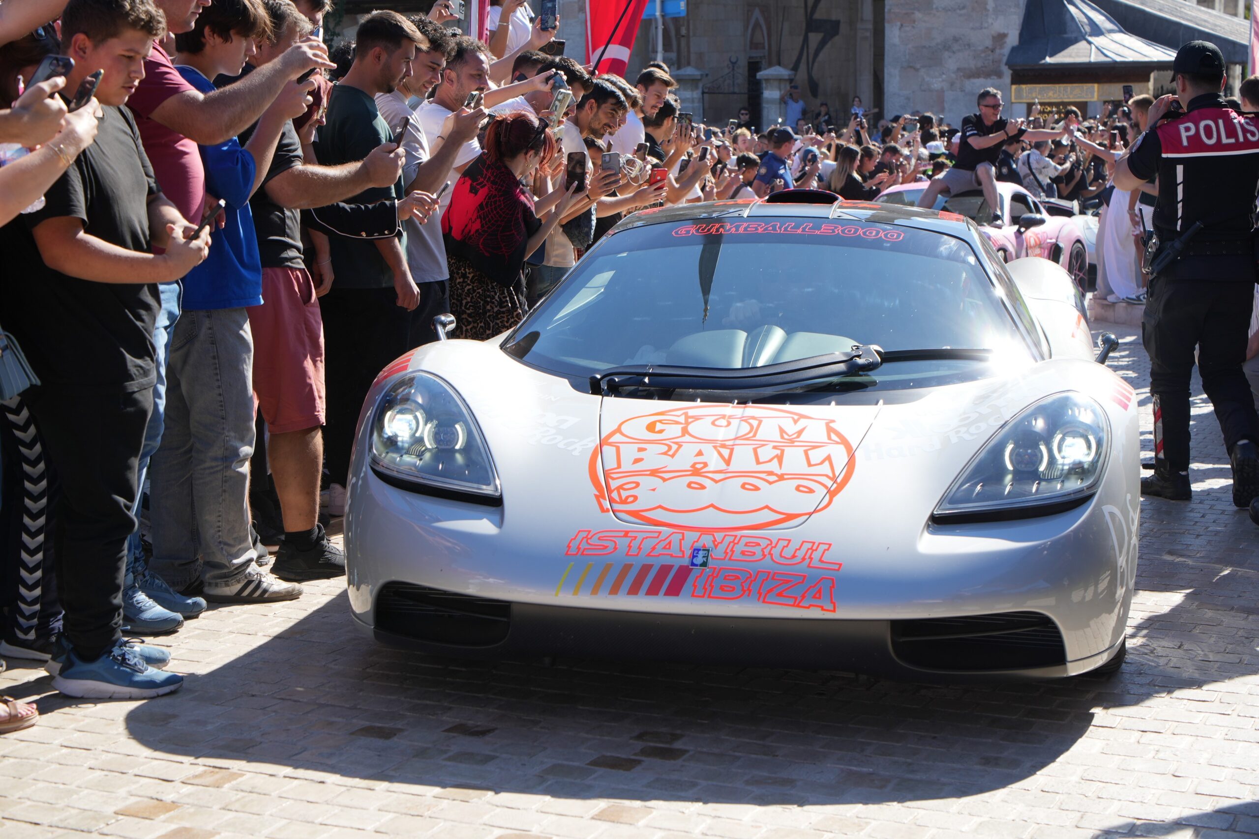 Selimiye Meydanı’nda otomobil şov!