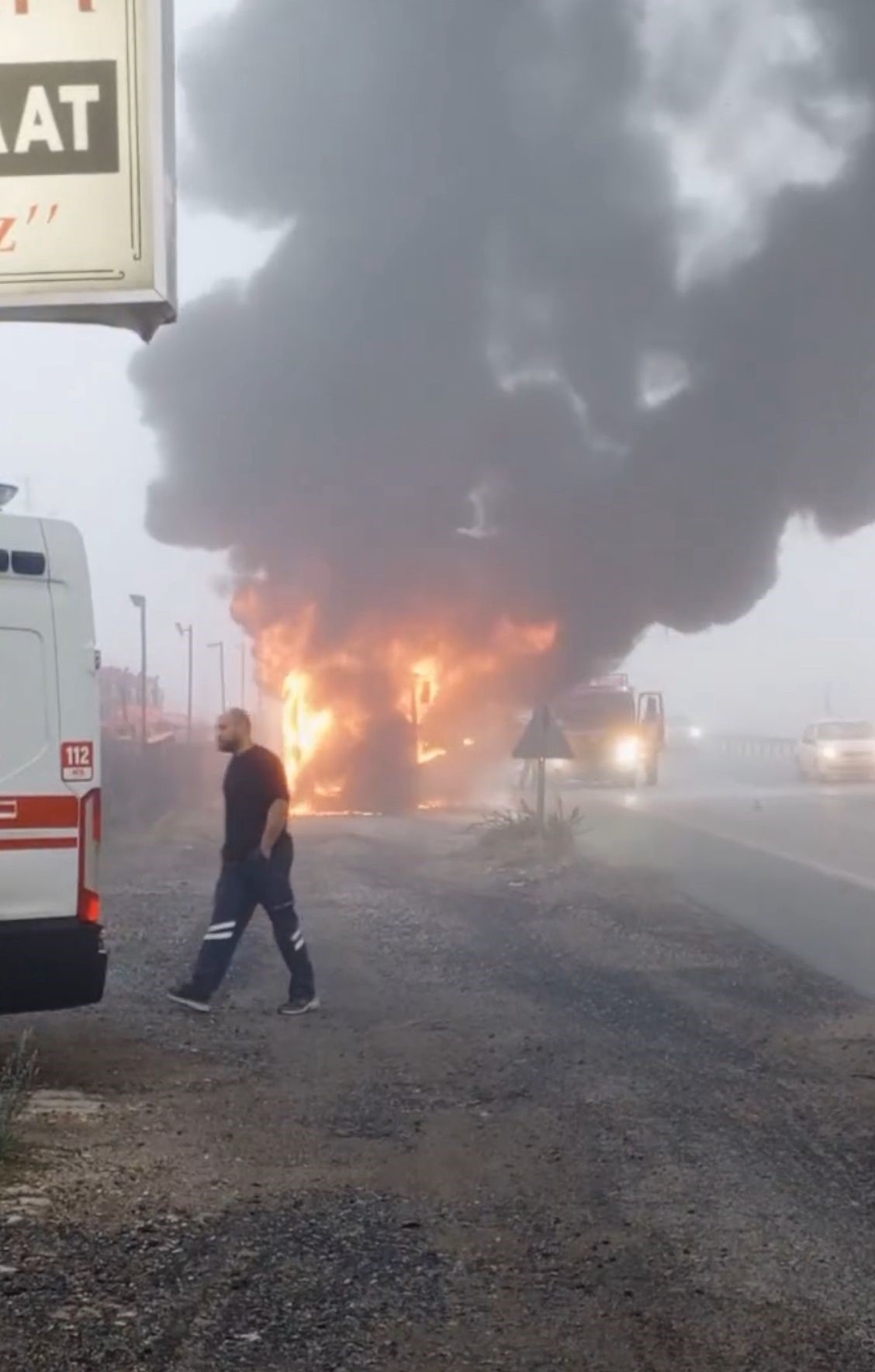 Faciaya kılpayı: İşçi servisi alev alev yandı