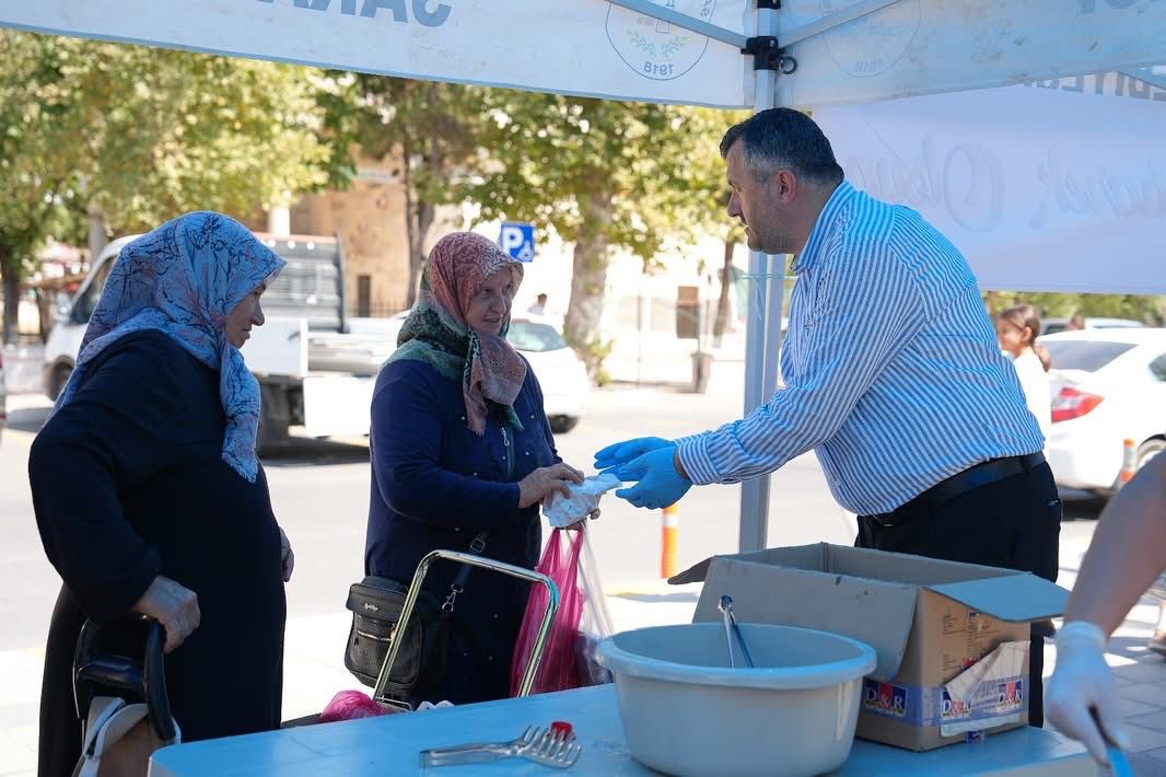 Belediye başkanı lokma ikramı yaptı