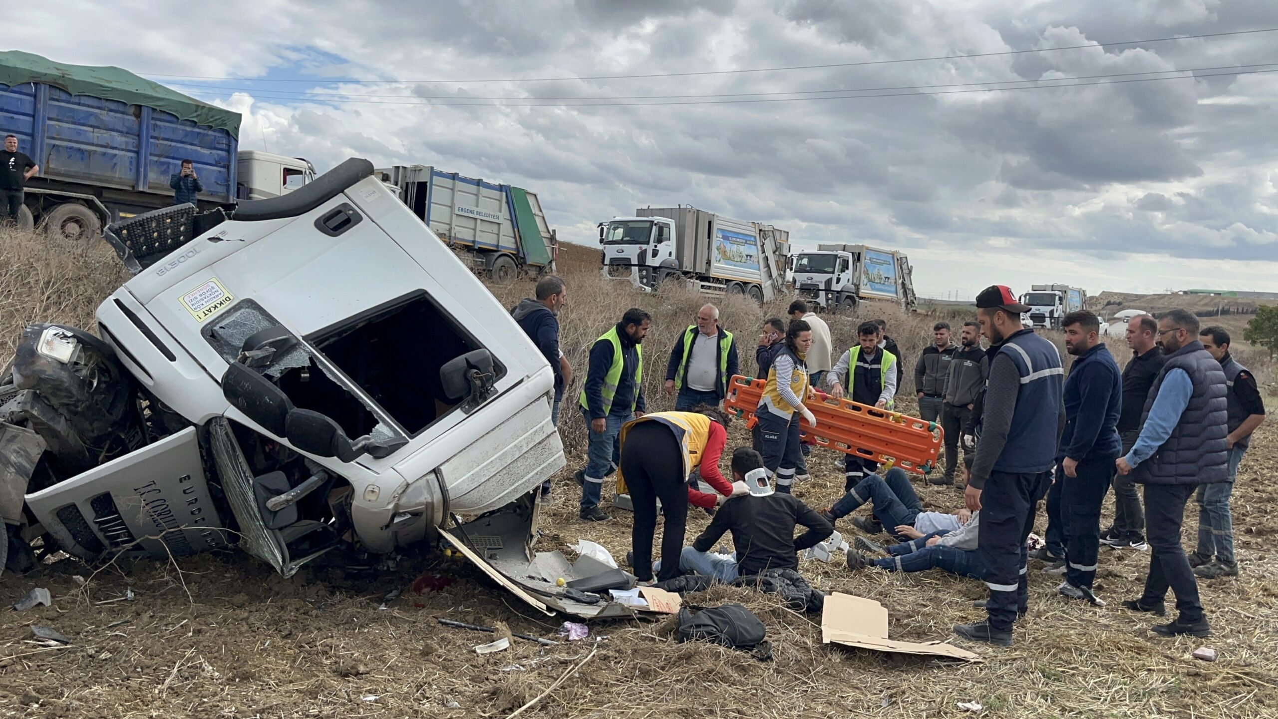 Çöp kamyonu şarampole uçtu: 3 yaralı