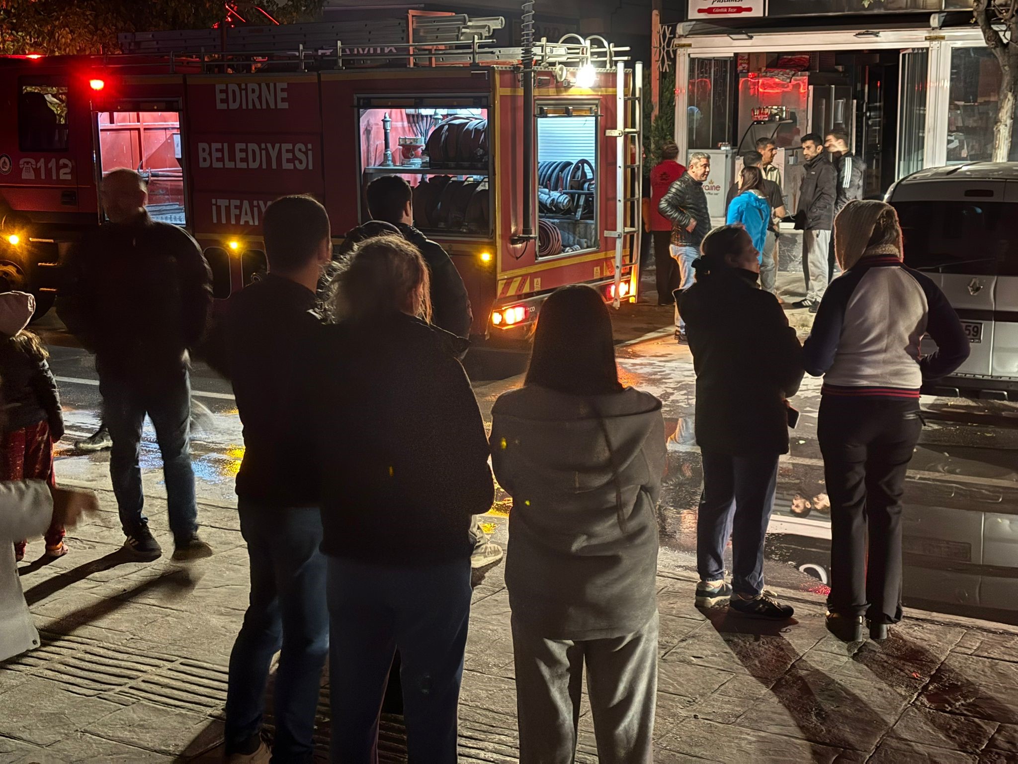 Pastane yangını mahallede panik yarattı