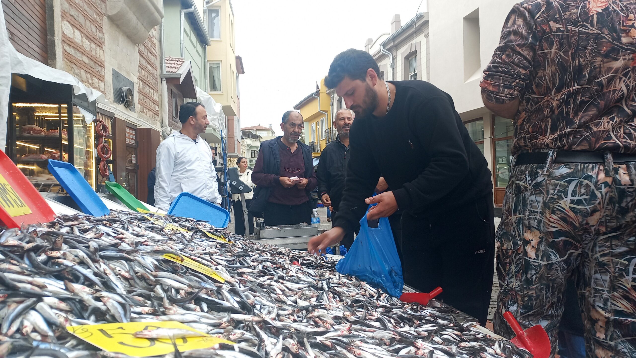 Hamsi 50 liraya düşünce vatandaş hücum etti