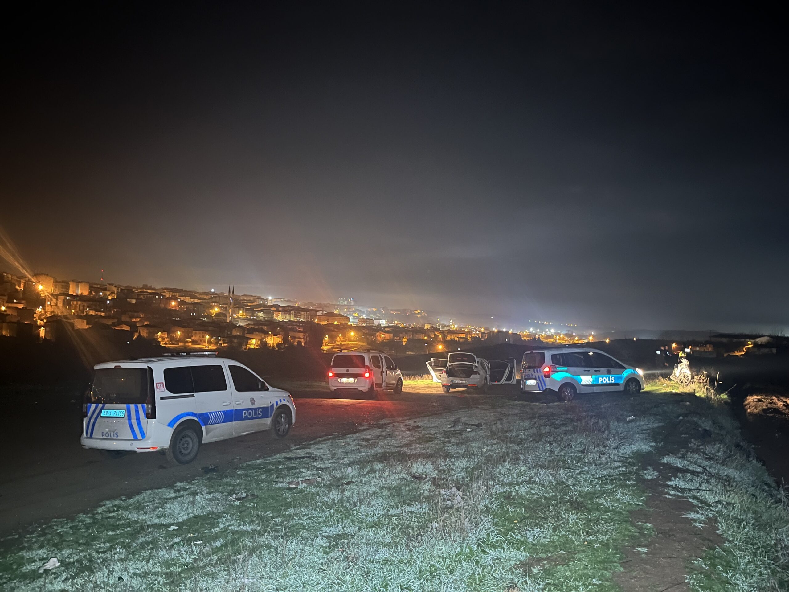 Polisi görünce elindeki silahla tarlaya kaçtı