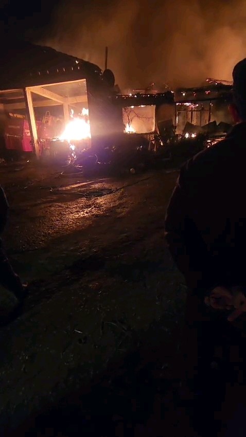 Ahırda çıkan yangın 3 eve sıçradı