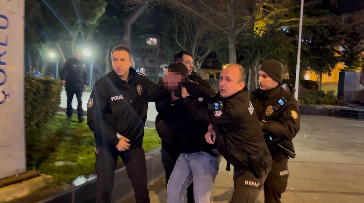 Tartıştığı gencin başında şişe kırdı