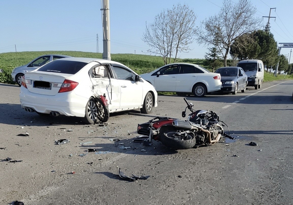 Motosiklet otomobile ok gibi saplandı