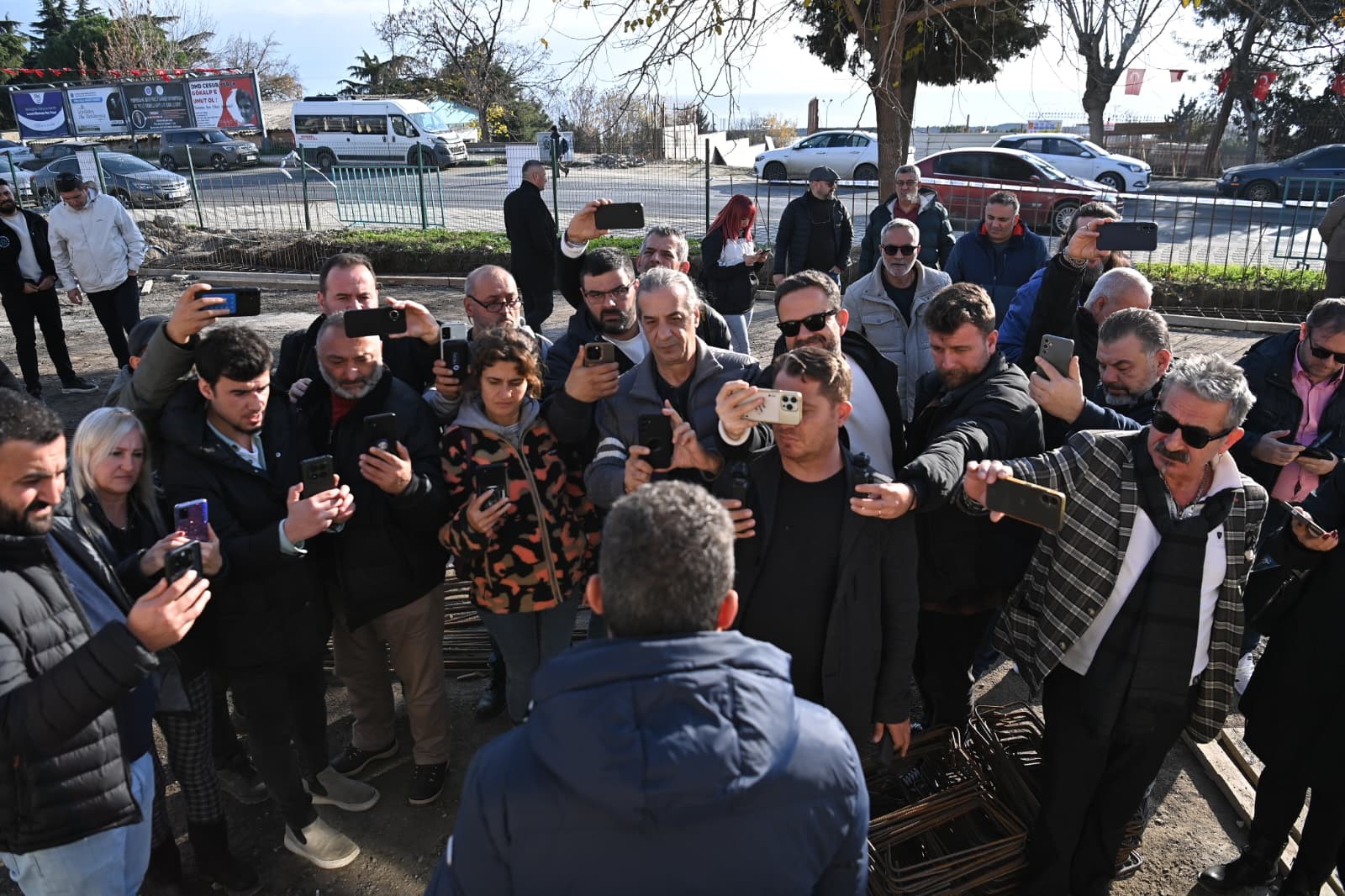Gazeteciler fotoğraf makinesini bıraktı