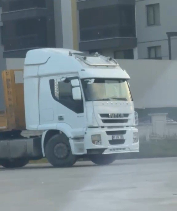 İkiz plakalı tır, vatandaşın dikkati sayesinde yakalandı