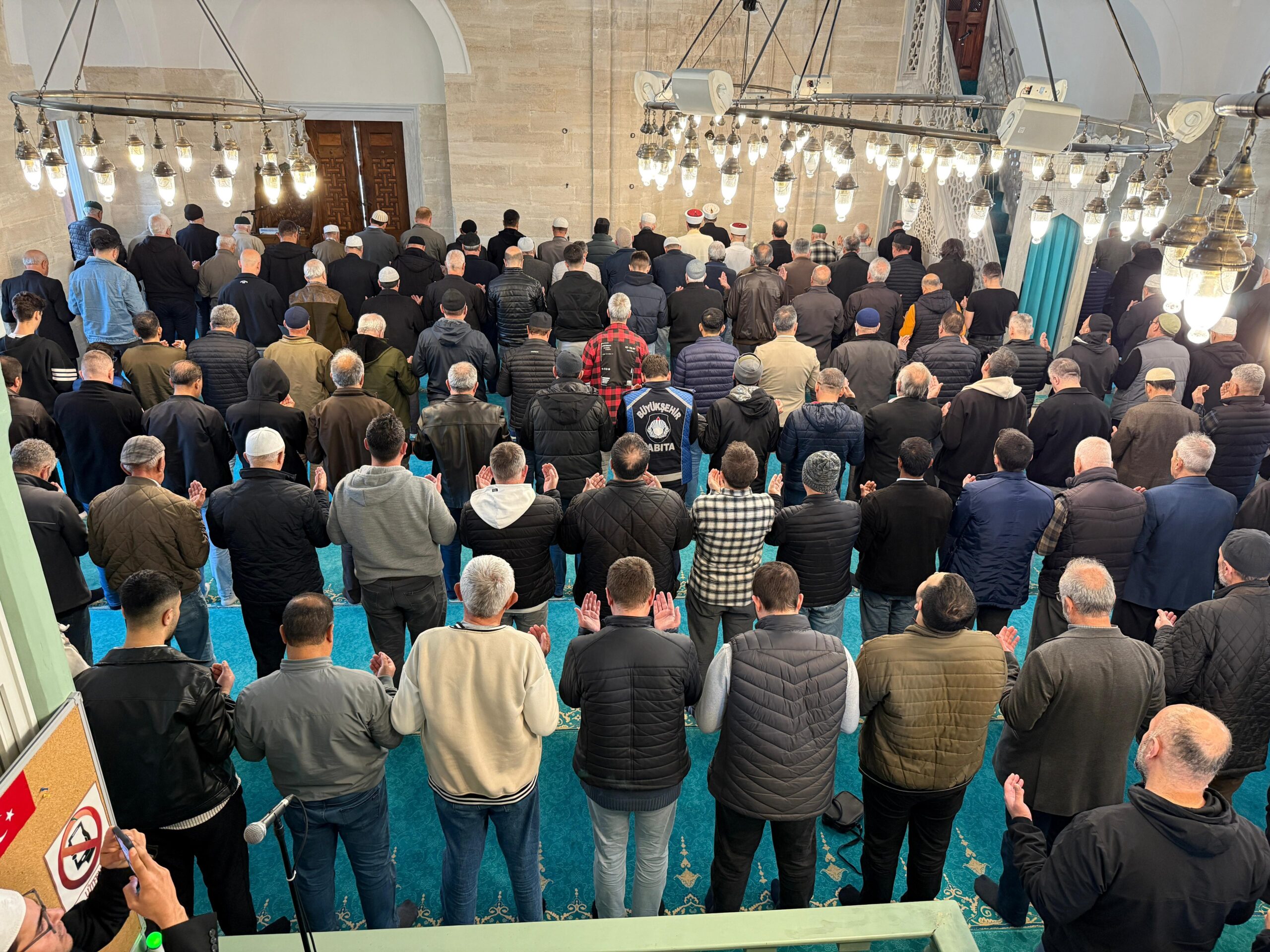 Okul saldırısında hayatını kaybedenler için gıyabi cenaze namazı