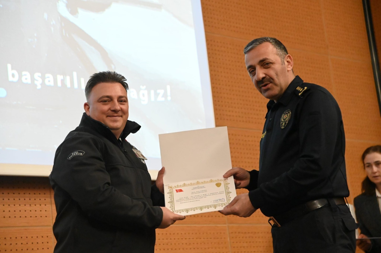 Uyuşturucu sevkiyatını engelleyen güvenlik personeline plaket