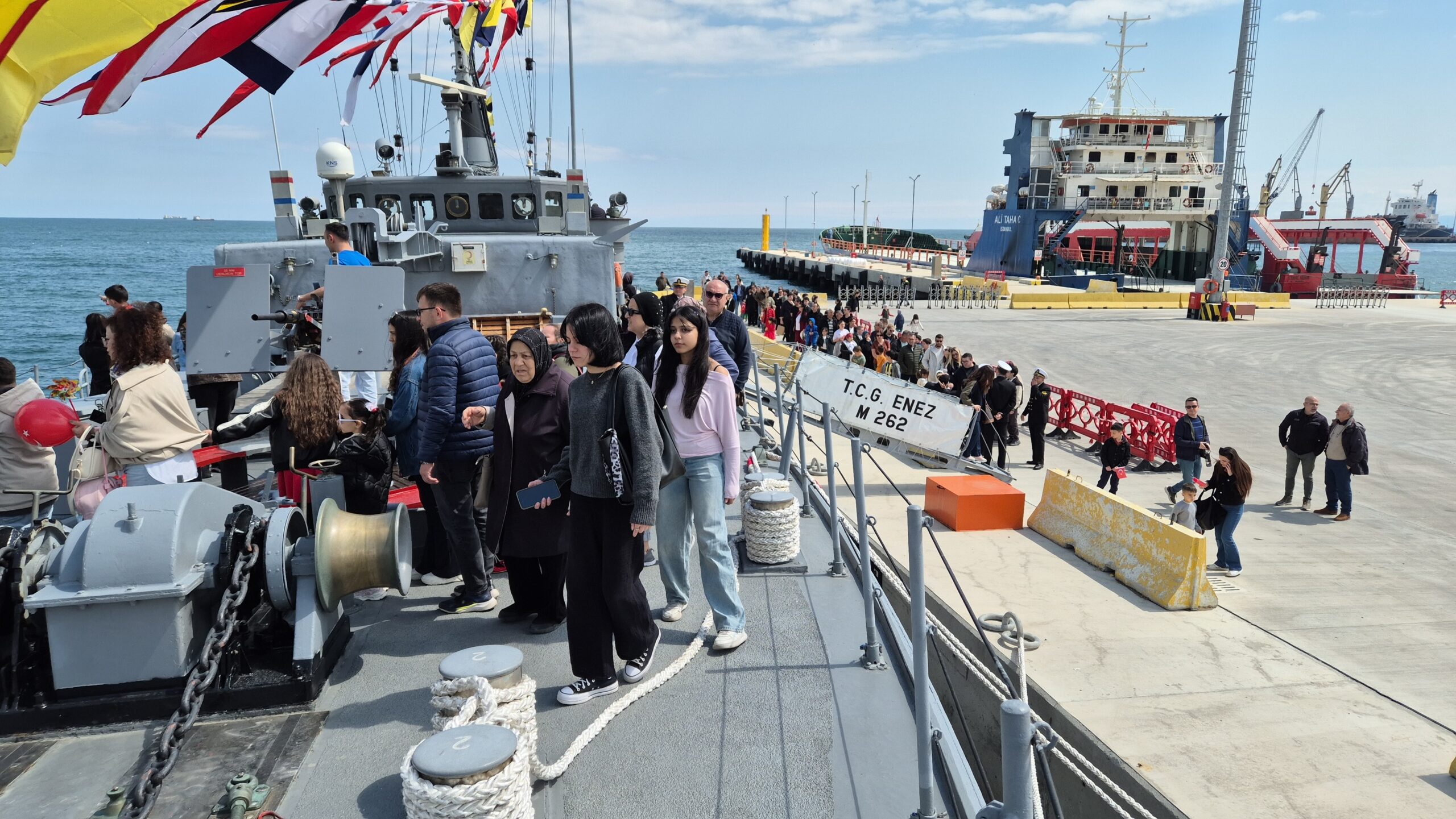 Savaş gemisi ziyarete açıldı