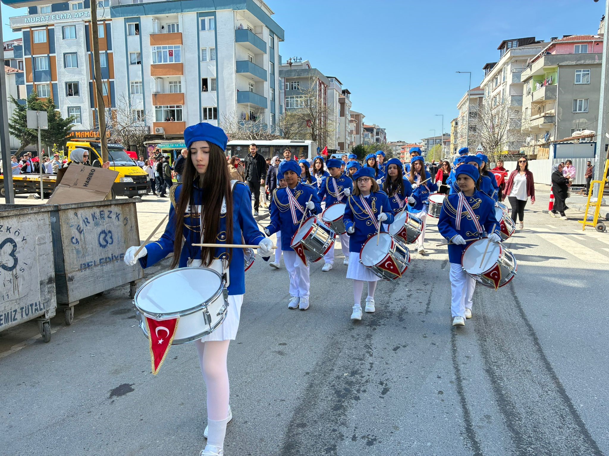 Marşlar eşliğinde mahalleyi turladılar