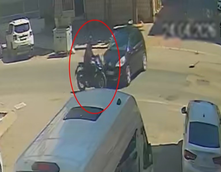 Otomobille çarpışan motosikletlinin savrularak yaralandığı kaza kamerada