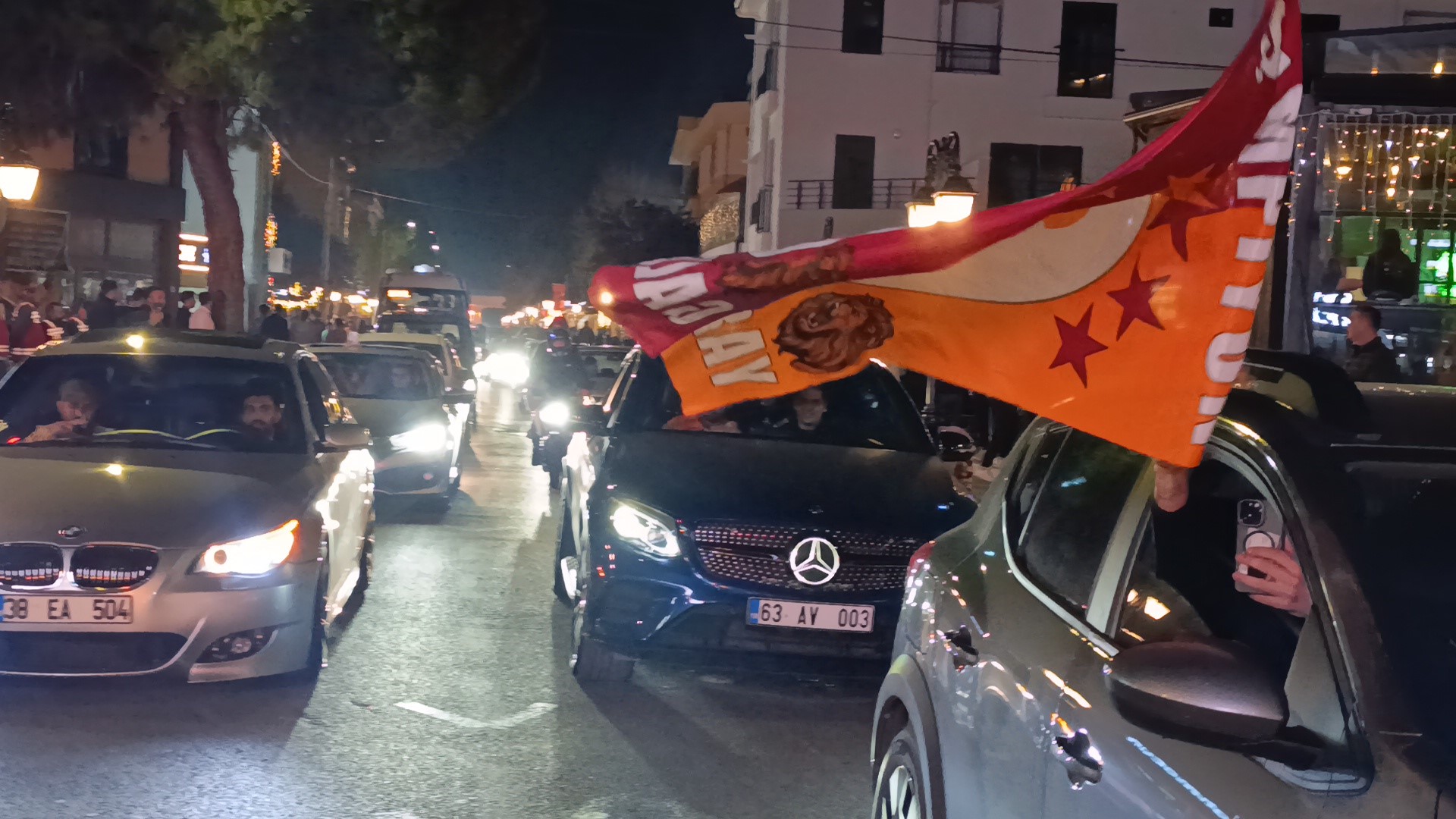 Galatasaray galip geldi, taraftarlar sokaklara döküldü