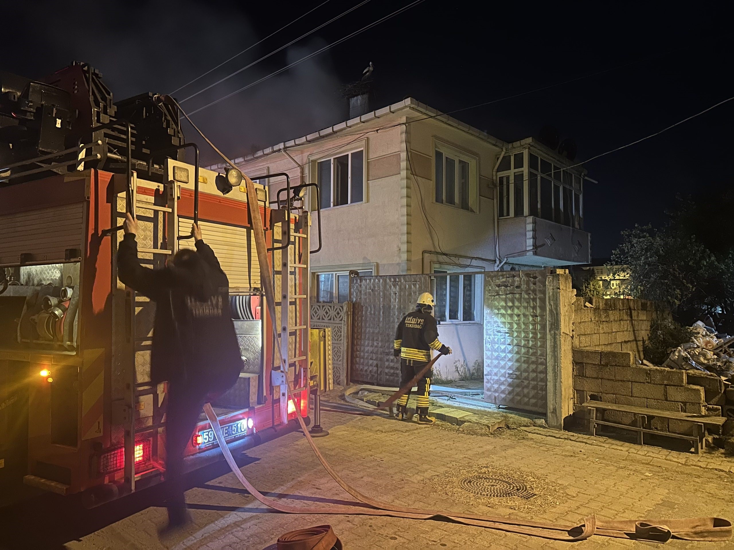 Gece yarısı korkutan yangın: Evde uyuyan kişi kurtarıldı